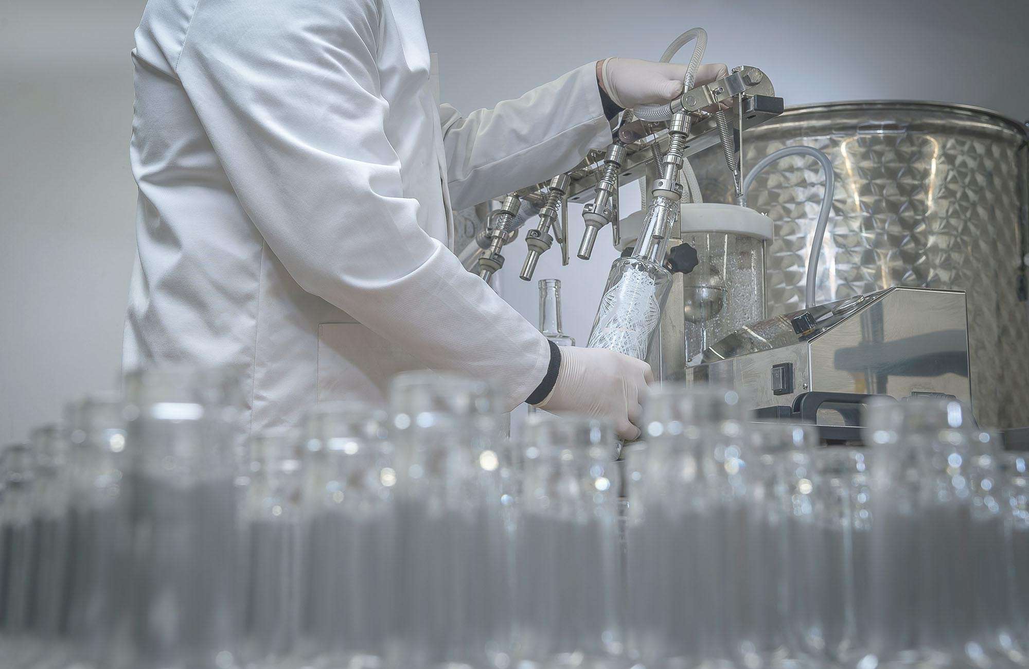 Die Abfüllung der Produkte geschieht je nach Kundengröße per Hand oder maschinell