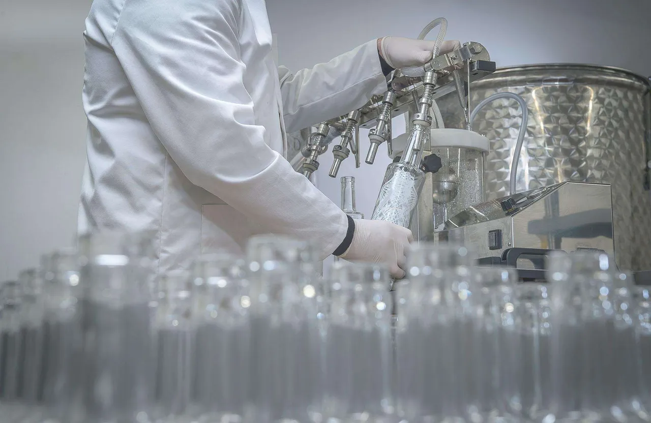 Die Abfüllung der Produkte geschieht je nach Kundengröße per Hand oder maschinell