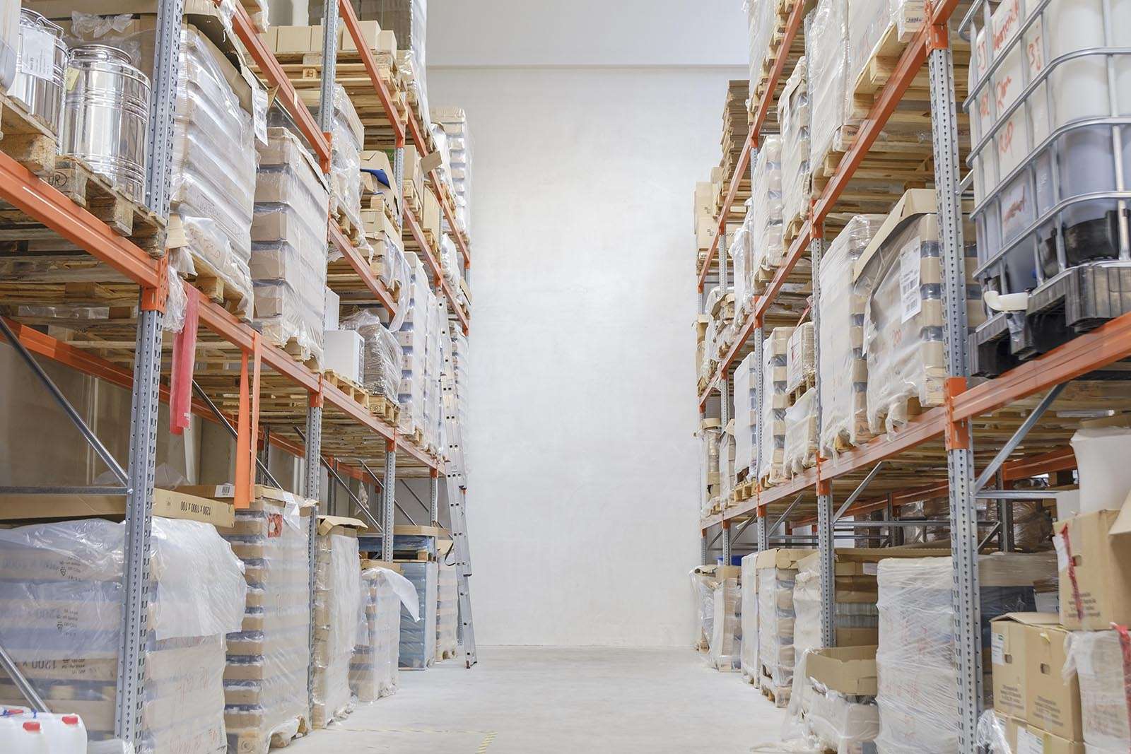 Ausreichende Lagerflächen garantieren eine hohe Verfügbarkeit für unsere Kunden.